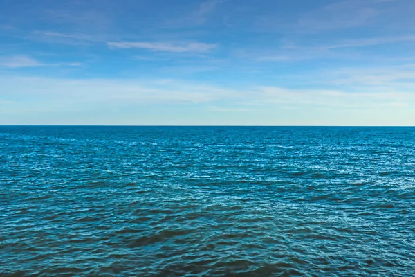 Krásná smaragdová voda z moře proti modré obloze. — Stock fotografie