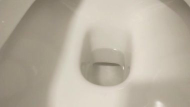 Yukarıdan tuvaletteki sifonlu suyu izle