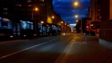 Wroclaw, Polonya, 10 Mayıs 2021: Modern ekolojik ulaşım, tramvay. Kentsel altyapının popüler şehir taşımacılığı