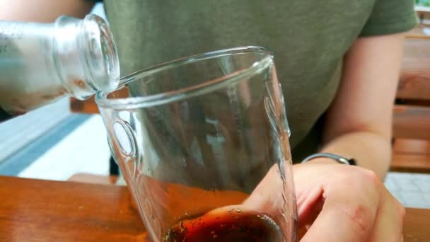 La chica vierte un refresco en el vaso. — Vídeos de Stock