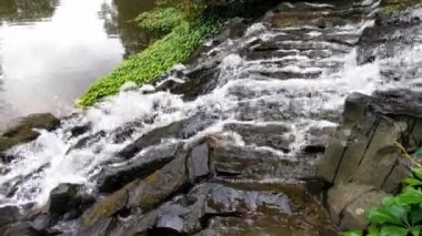 Taşların yamacındaki parkta temiz su akıyor.