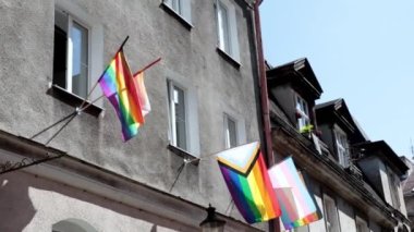 Lgbt bayrağı eski bir tuğla binanın önünde hareket ediyor