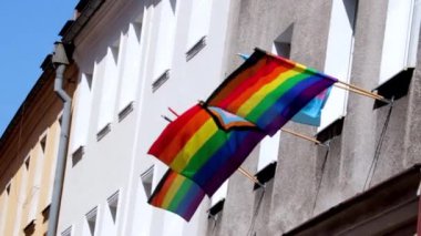Binadaki Igbt bayrağı yavaşça dalgalanıyor. Renkli LGBT sembolü