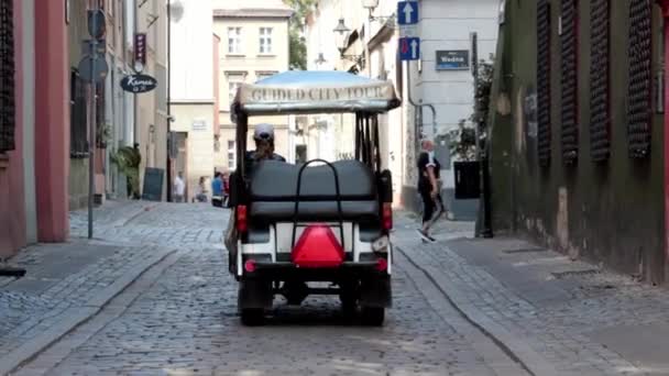 Poznan Polen August 2021 Turistbil Med Guidet Tur Kører Gennem – Stock-video