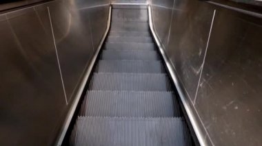 Alışveriş merkezindeki ya da metrodaki asansörün hareketlerini görüntüle