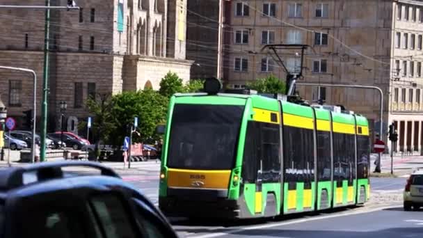 Poznan Polen Augusti 2021 Utsikt Över Modern Spårvagn Stadstrafik Miljövänlig — Stockvideo