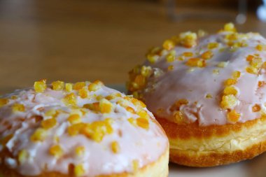 Ev yapımı kekler ve çörekler tabakta.