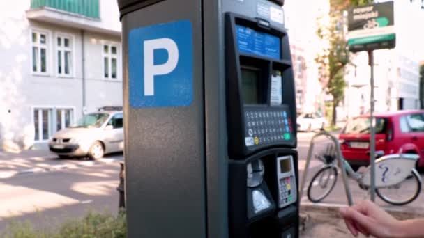 Een Vrouw Betaalt Parkeerplaats Voor Parkeren — Stockvideo