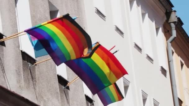 Die Lgbt Flagge Gebäude Weht Langsam Buntes Lgbt Symbol Unscharf — Stockvideo