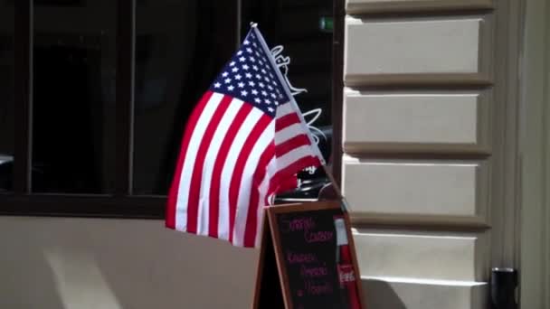 2021年8月15日 波兰波兹南 在咖啡馆门口 美国国旗迎风飘扬 — 图库视频影像