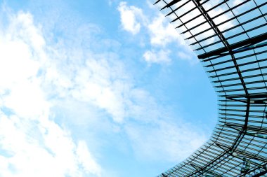 Mavi gökyüzü demir yapısının arka planında