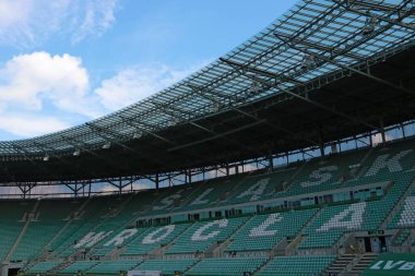 Wroclaw, Polonya, 20 Ağustos 2021: Wroclaw 'daki modern stadyum. Boş duruyor mavi gökyüzüne karşı