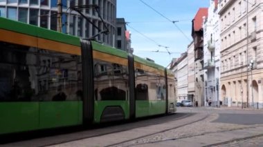 Poznan, Polonya, 2 Ağustos 2021: Çevre dostu ulaşım tramvayı. Modern bir ulaşım şekli..
