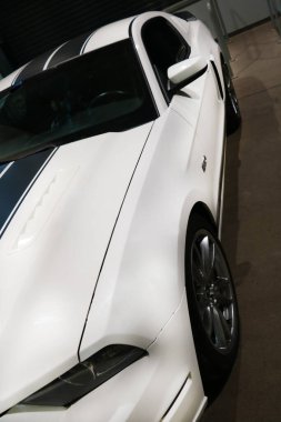 Wroclaw, Polonya, 18 Ağustos 2021: Siyah-beyaz güçlü Ford Mustang
