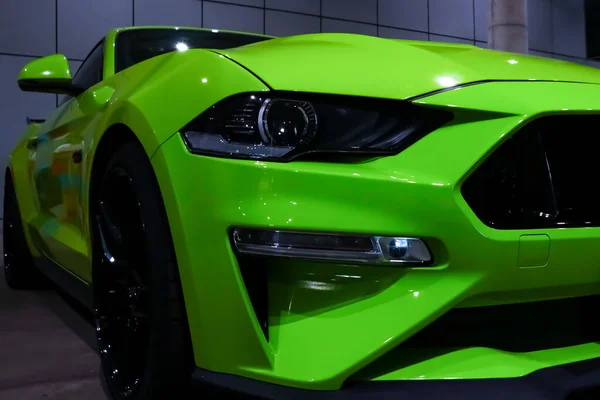 Вроцлав Польща Серпня 2021 Року Яскраво Зелений Ford Mustang — стокове фото