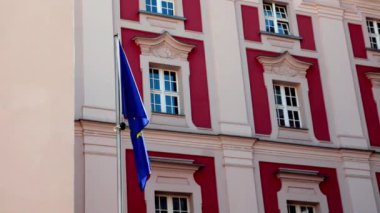 Poznan, Polonya, 15 Ağustos 2021: Binanın arka planında Avrupa Birliği bayrağı dalgalanmaktadır.