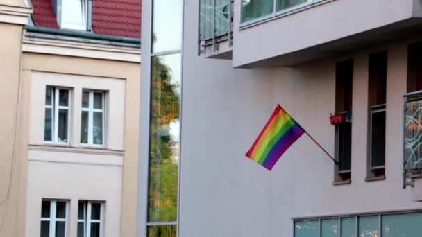Igbt flaggan på byggnaden. Färgglad HBTQ-symbol. — Stockvideo