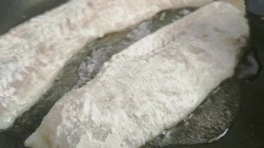 Balık kızartma tavasında pişirilir. Lezzetli ev yapımı yemekler. Sağlıklı yemek.