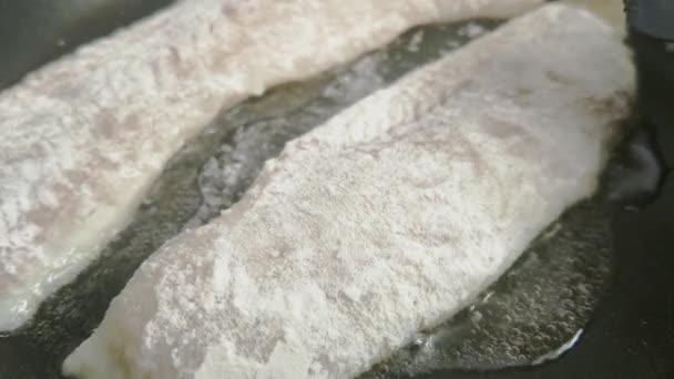 魚はフライパンで調理される おいしい自家製食品 健康食品 — ストック動画