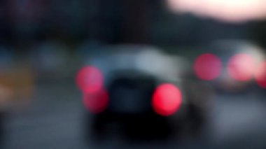 Arka plan bulanık, odak dışı. Akşamları şehir trafiği
