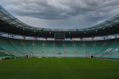 Wroclaw, Polonya, 22 Ağustos 2021: yağmurdan önce Wroclaw 'daki boş modern stadyum. Hava bulutlu. Koronavirüs salgını sırasında insan eksikliği. Spor etkinliklerine yasak