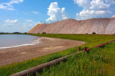 Potasyum gübre ve minerallerin çıkarılışının görüntüsü. Potasyum madenciliği yaparken içi boş cevher dağları. Soligorsk, Belarus 'ta madencilik endüstrisi