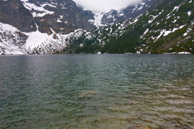 Resimli dağ gölü karlı bir dağın arka planında
