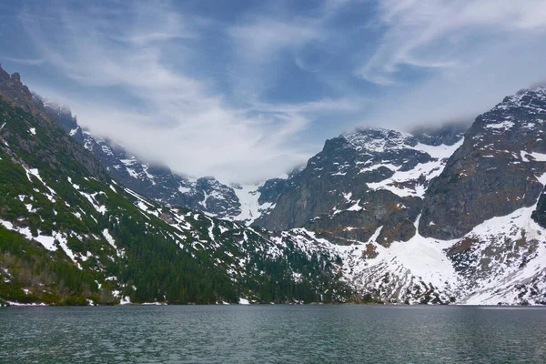 蓝天映衬下的山湖风景如画 — 图库照片