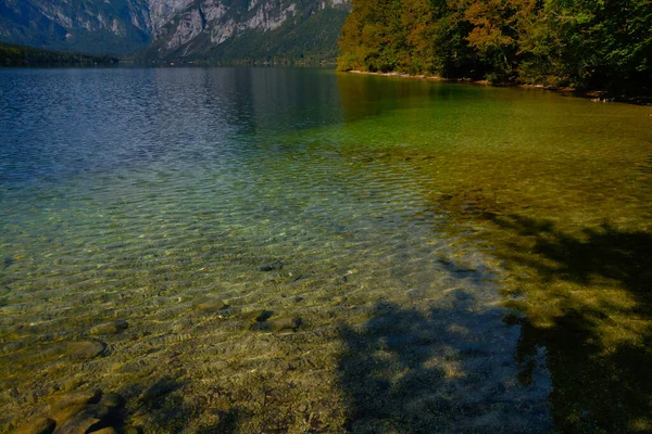 明るい秋の山の湖で美しい水 — ストック写真