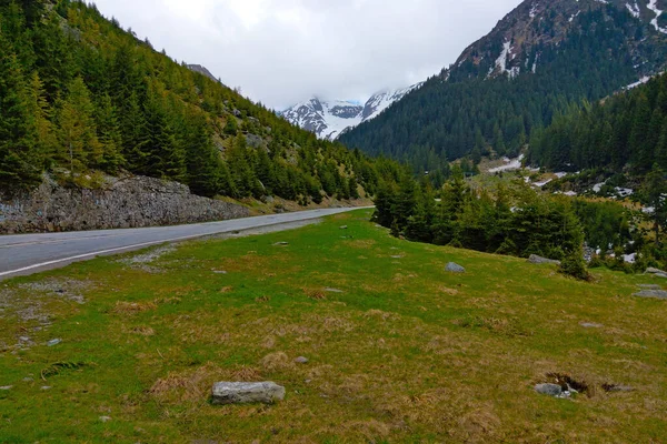 Schilderachtige Bergweg Een Lente Zomerdag — Stockfoto