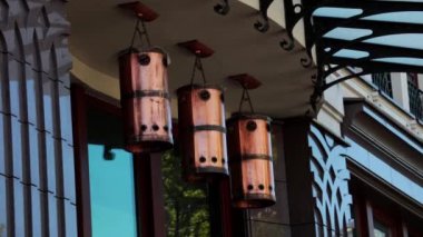 Binanın girişinde dekoratif lambaları asın.