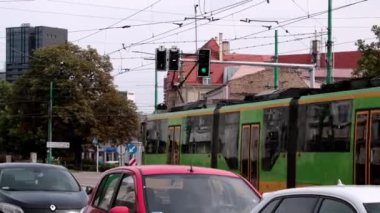 Poznan, Polonya, 2 Ağustos 2021: Şehrin eski kesiminde şehir trafiği