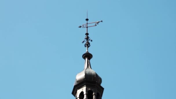 Den Övre Delen Kyrkan Eller Kyrkan Mot Den Blå Himlen — Stockvideo