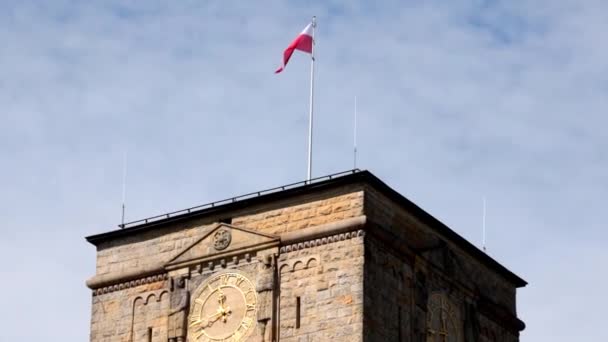 Познань Польша Августа 2021 Года Флаг Польши Развевается Ветру Здании — стоковое видео