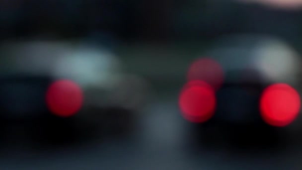 焦点を当てずに ぼやけた背景 公共交通機関の夕方の交通 — ストック動画