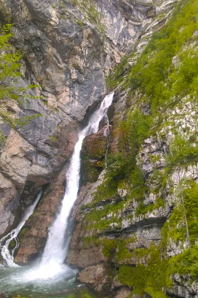 俯瞰山中的瀑布 清爽宜人的清风 — 图库照片