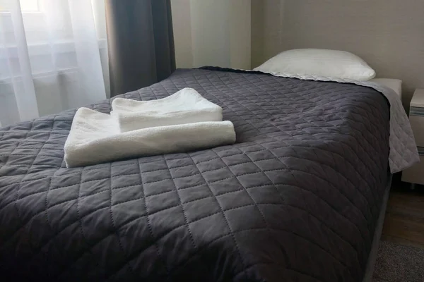 Clean White Towels Bed View Rental Housing Room — Foto de Stock