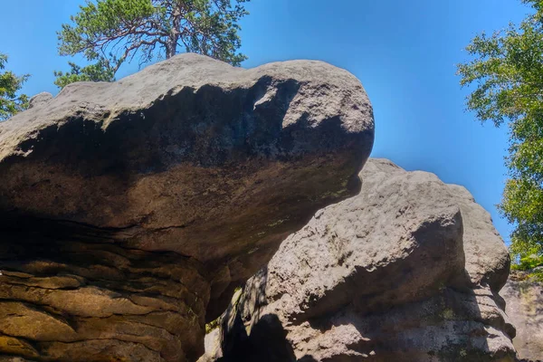 山の中腹にある石のクローズアップ — ストック写真