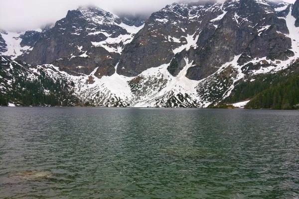 Lindo Lago Montanha Com Água Escura Contra Fundo Montanha — Fotografia de Stock