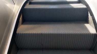 Alışveriş merkezindeki çalışan asansör görüntüsü veya geçiş