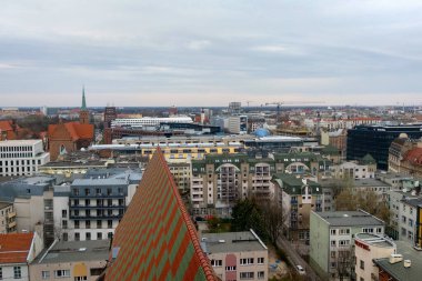 Wroclaw, Polonya, 12 Eylül 2021: Wroclaw şehrinin yüksekliğinden güzel manzara