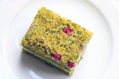 Beyaz tabakta bir parça kek, lezzetli bir tatlı.