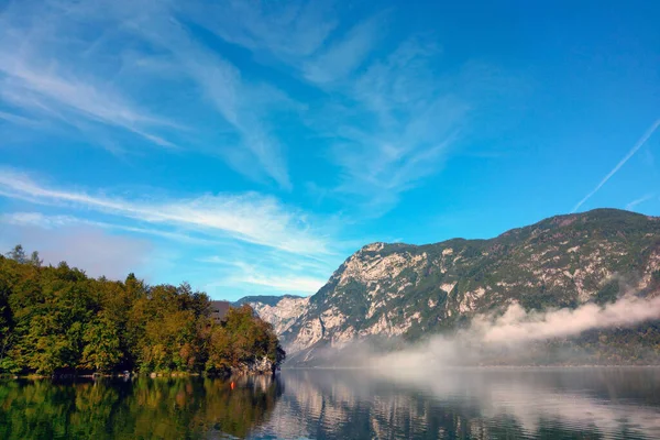 Hermosa Mañana Niebla Otoño Sobre Lago Montaña —  Fotos de Stock