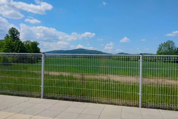 山の上の鉄道駅からの眺め — ストック写真