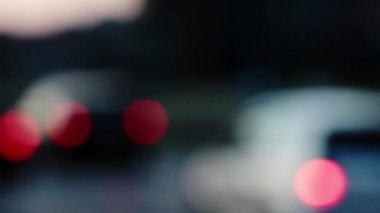 Odak dışı, bulanık arka plan, akşamları trafik ışıkları.