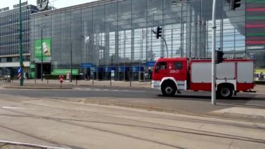 Poznan, Polonya, 2 Ağustos 2021: itfaiye aracı çağrıya cevap veriyor