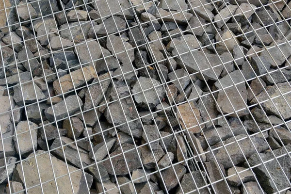 石のあるグリッド上のクローズアップ 装飾的なフェンス — ストック写真