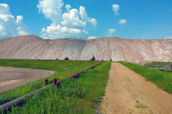 Widok Duże Przemysłowe Góry Zużytej Rudy Górnictwo — Zdjęcie stockowe