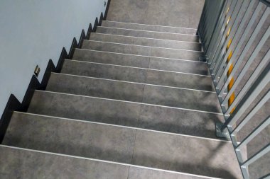 Evdeki gri merdivenlere bak.