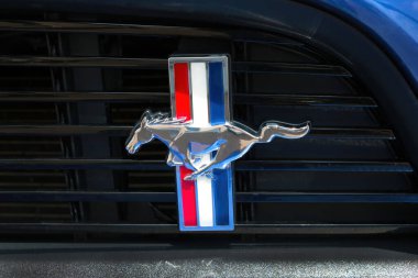 Wroclaw, Polonya, 14 Ağustos 2021: Arabanın ızgarasında Mustang rozeti